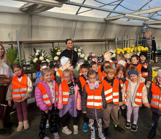 Djeca iz vrtića posjetila plastenik obitelji Fajfar