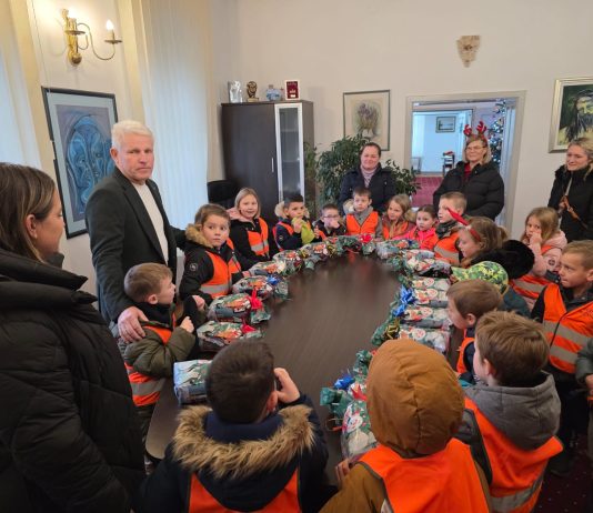 Djeca iz Dječjeg vrtića Bambi razveselila Općinu Sračinec božićnim pjesmama